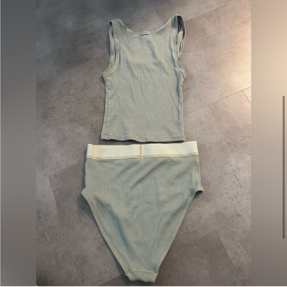 SKIMS SET IN MINERAL - Picture 3 of 5